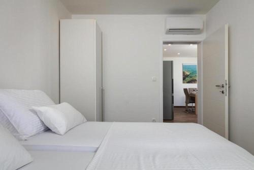 Apartments Nona In Selca - Sumartin