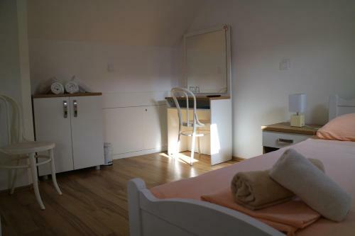 Studio Apartments & Rooms Lela