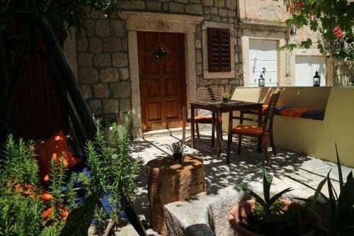 Studio Apartments & Rooms Lela