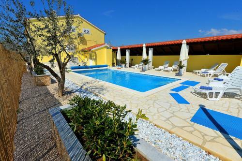 Hostal Apartment House Simoni With Pool, Zadar County