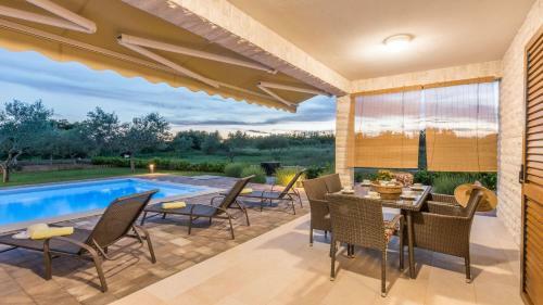 Brandneue Villa Mit Pool