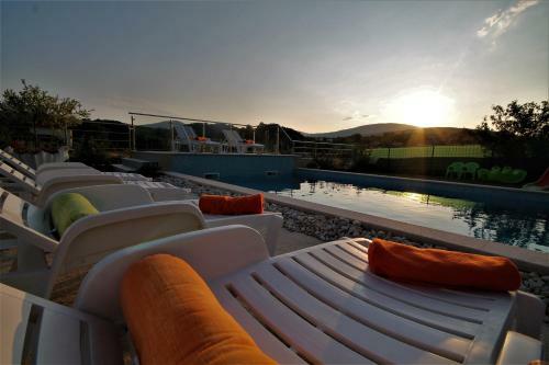Sunshine Holiday Home