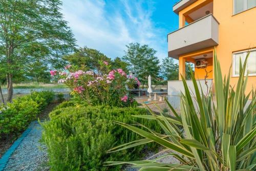Apartments Maestral In Privlaka, 70m From The Beach