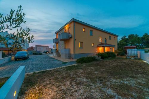 Apartments Maestral In Privlaka, 70m From The Beach