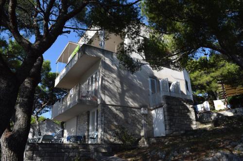 Apartments Polic