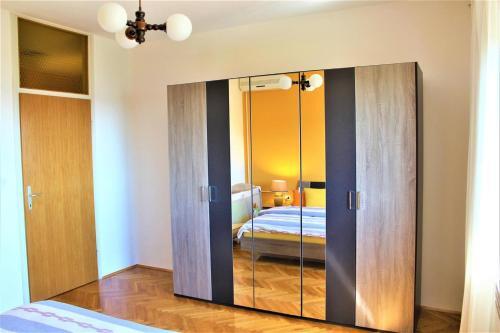 Apartments With A Parking Space Primosten - 15499