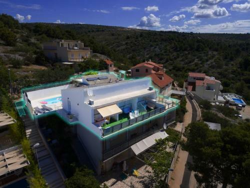 Entire Private Top Floor With Own Pool And Entrance