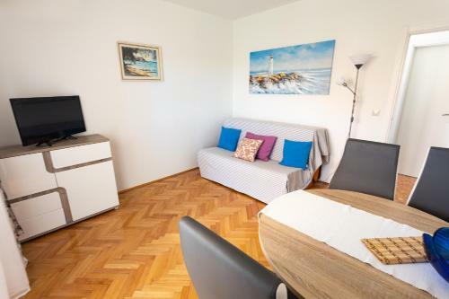 Entire Private Top Floor With Own Pool And Entrance