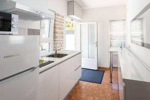 Entire Private Top Floor With Own Pool And Entrance
