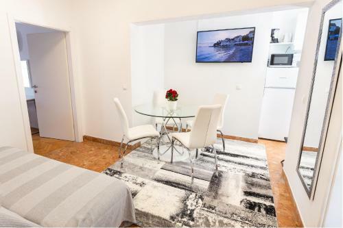 Entire Private Top Floor With Own Pool And Entrance