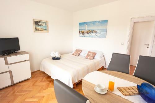 Entire Private Top Floor With Own Pool And Entrance