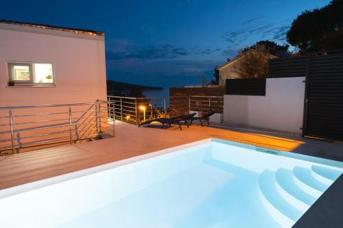 Entire Private Top Floor With Own Pool And Entrance