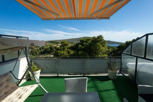 Entire Private Top Floor With Own Pool And Entrance