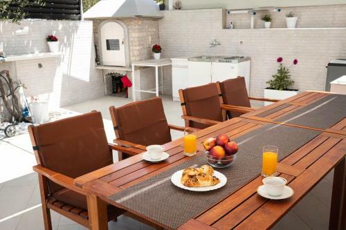 Entire Private Top Floor With Own Pool And Entrance