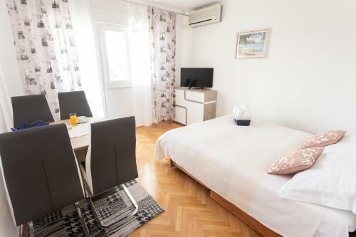 Entire Private Top Floor With Own Pool And Entrance