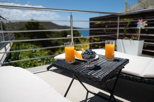 Entire Private Top Floor With Own Pool And Entrance