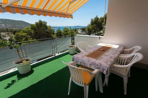 Entire Private Top Floor With Own Pool And Entrance