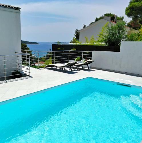 Entire Private Top Floor With Own Pool And Entrance