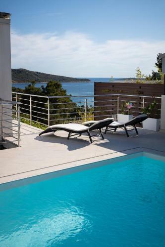Entire Private Top Floor With Own Pool And Entrance