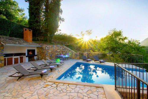 Luxury Villa Mosor, Heated Pool Whirpool, Near The See