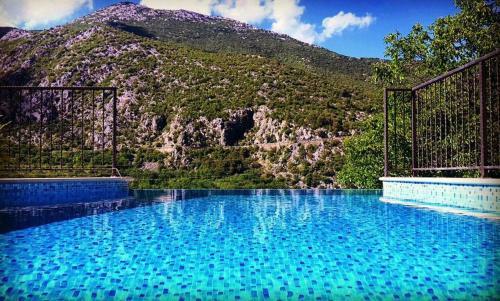 Luxury Villa Mosor, Heated Pool Whirpool, Near The See