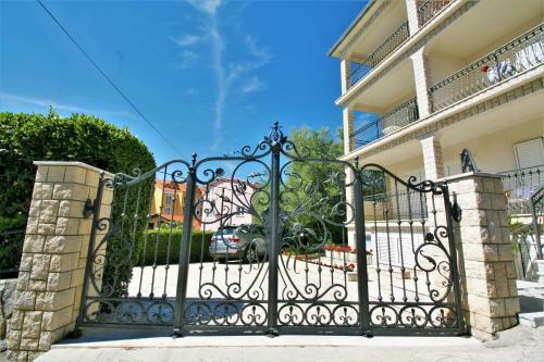 Hostal Apartments & Rooms Lonzor
