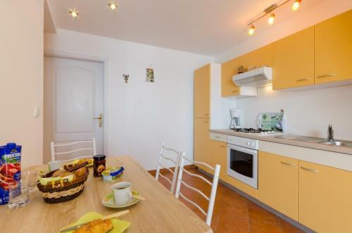 Apartment In Selce 39221