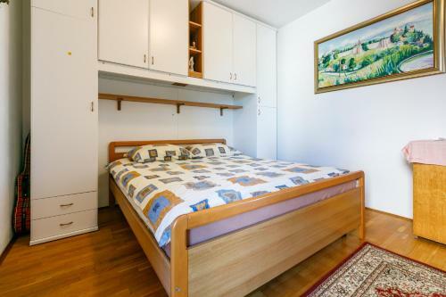 Apartment Eni Selce