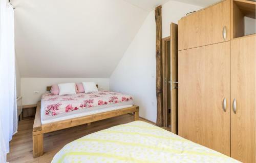 Awesome Caravan In Slunj With Jacuzzi, Wifi And 2 Bedrooms