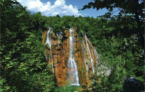 Awesome Caravan In Slunj With Jacuzzi, Wifi And 2 Bedrooms