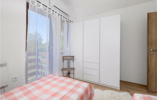 Awesome Caravan In Slunj With Jacuzzi, Wifi And 2 Bedrooms