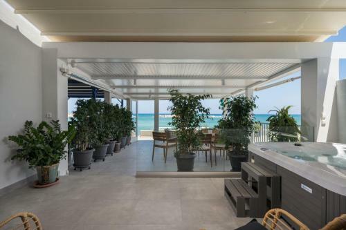 Apartamento Delfini, Beachfront Luxury Flat W. Outdoor Hot Tub