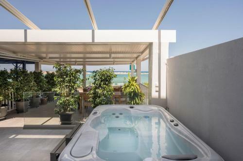 Apartamento Delfini, Beachfront Luxury Flat W. Outdoor Hot Tub