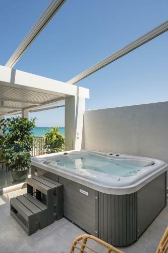 Apartamento Delfini, Beachfront Luxury Flat W. Outdoor Hot Tub