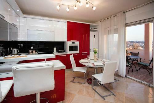 Apartamentos Villa With A Pool Near Split With Magnificent View