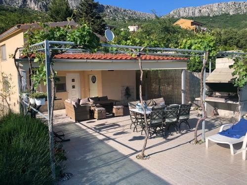 Holiday Home Rupotina With A Large Yard, Pool And A Beautiful View