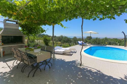 Holiday Home Rupotina With A Large Yard, Pool And A Beautiful View