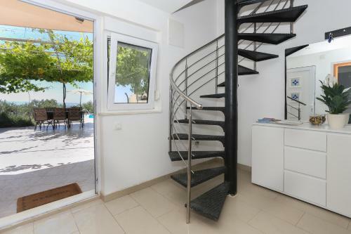 Holiday Home Rupotina With A Large Yard, Pool And A Beautiful View