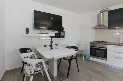 Holiday Home Rupotina With A Large Yard, Pool And A Beautiful View