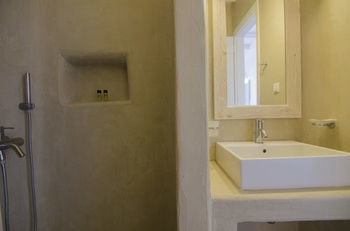 Petros Place Hotel