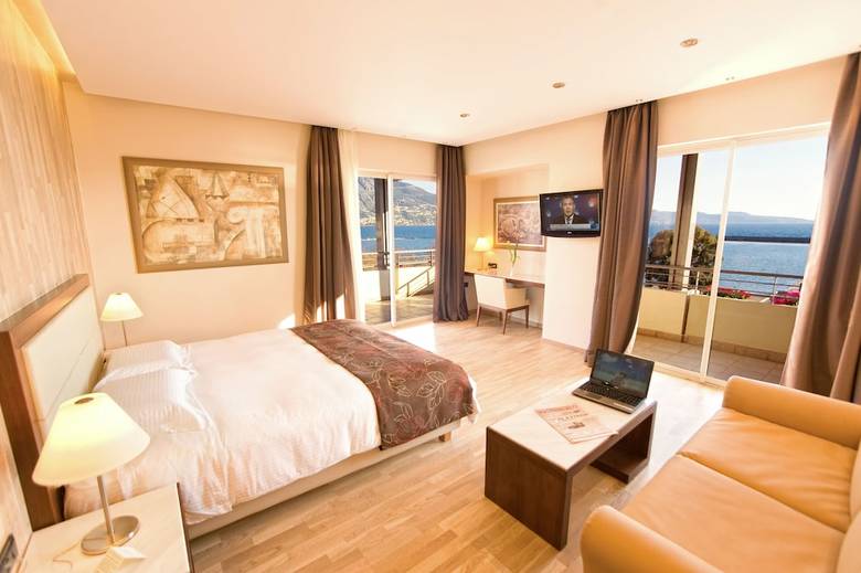 Hotel Pharae Palace
