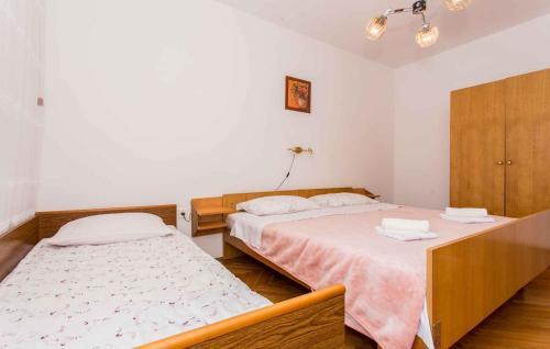 Apartment In Silo/insel Krk 13510
