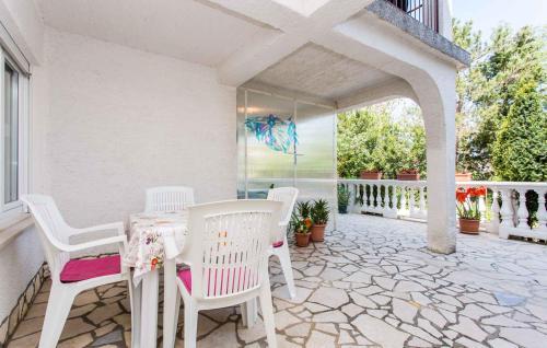 Apartment In Silo/insel Krk 13521