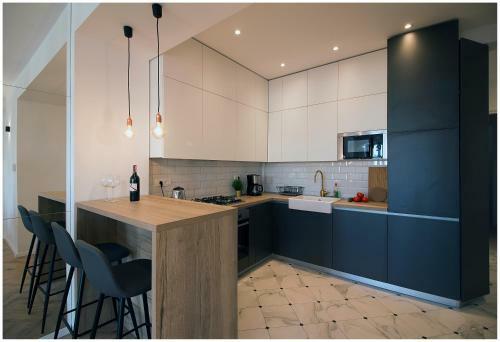 Stylish - Centre Apartment Theatre View