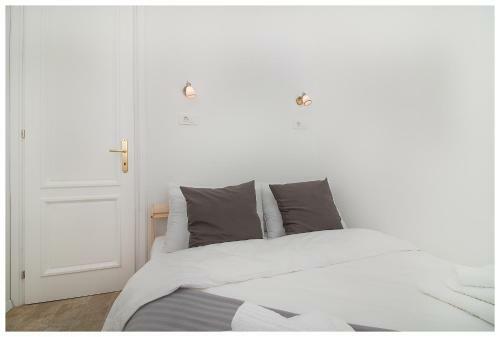 Stylish - Centre Apartment Theatre View