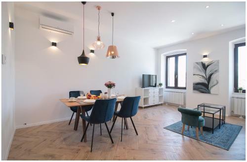 Stylish - Centre Apartment Theatre View
