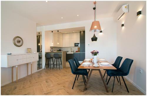 Stylish - Centre Apartment Theatre View