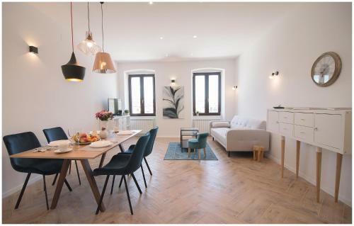 Stylish - Centre Apartment Theatre View