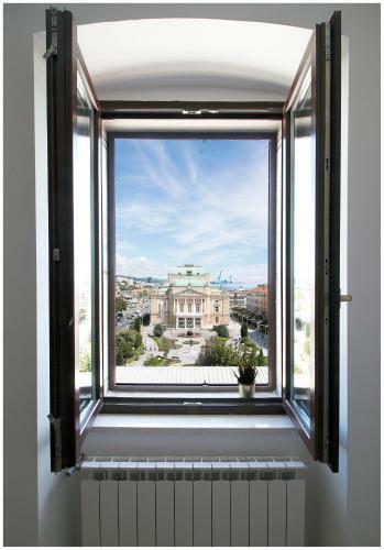 Stylish - Centre Apartment Theatre View
