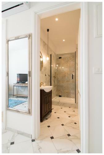 Stylish - Centre Apartment Theatre View